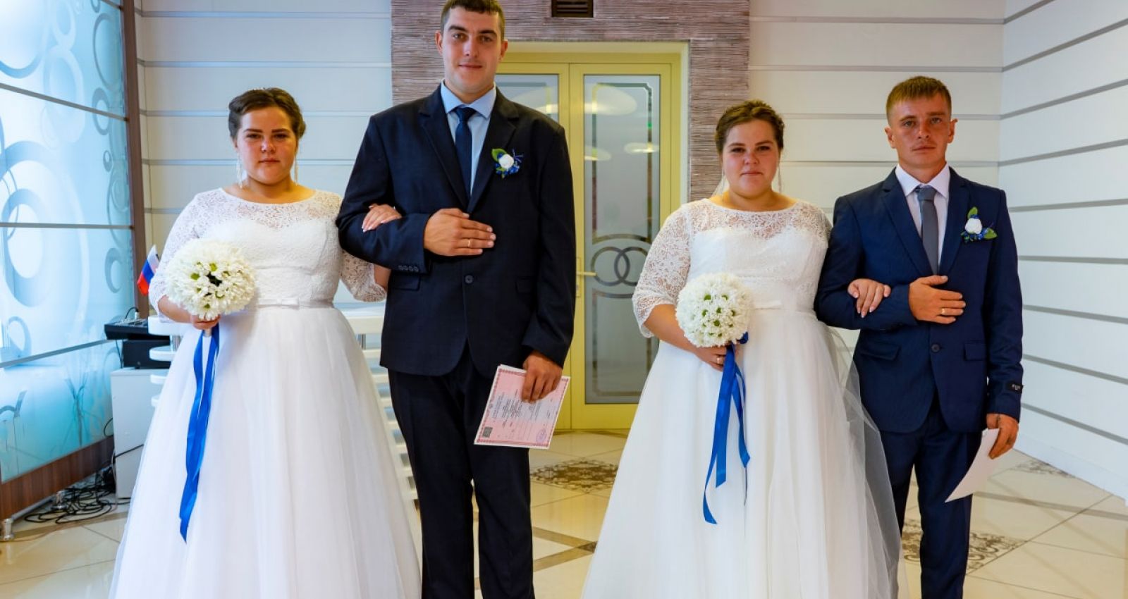 Сестры близнецы замуж. Выйти замуж фото. Сестры десинк. Эбби и бриттани хенсел 2017. Свадьба близнецов.