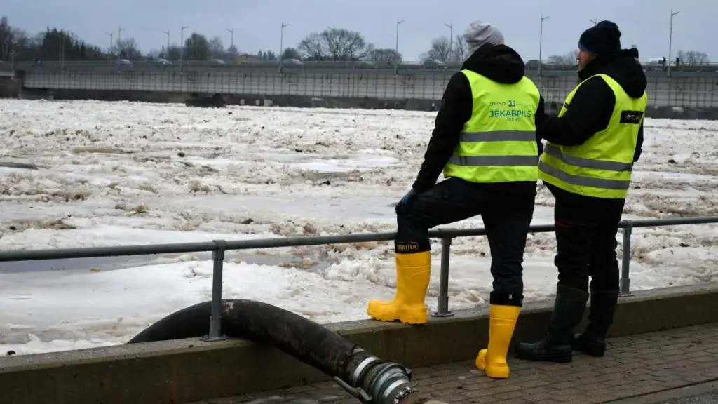 Ситуация в Плявиняс спокойная, наводнение городу не грозит — заверил Амбайнис