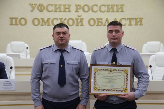 В рамках еженедельного совещания по подведению итогов служебной деятельности за прошедшую неделю начальник УФСИН России по Омской области Сергей Балдин поздравил отличившихся сотрудников