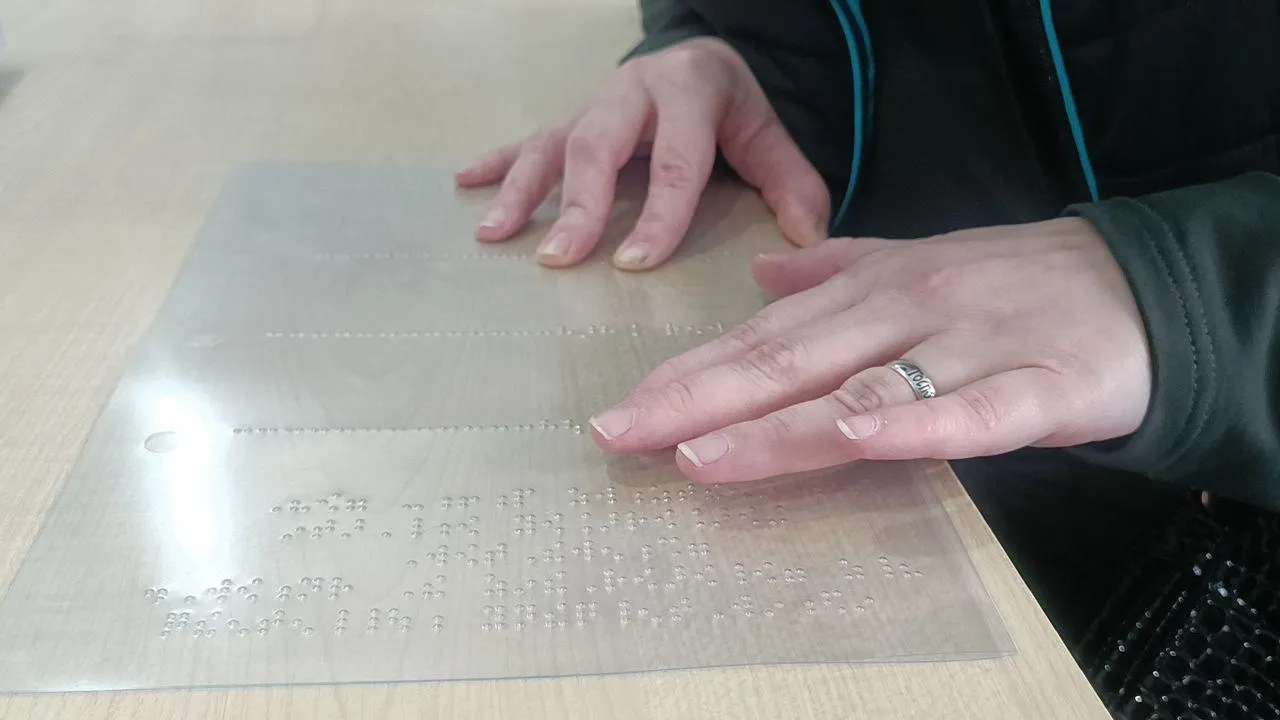 на избирательный участок 123 пришел слабовидящий избиратель. тифломаркер. конкурс среди незрячих по выборной теме. на избирательный участок 123 пришел слабовидящий избиратель. муниципальные выборы в москве 2022.