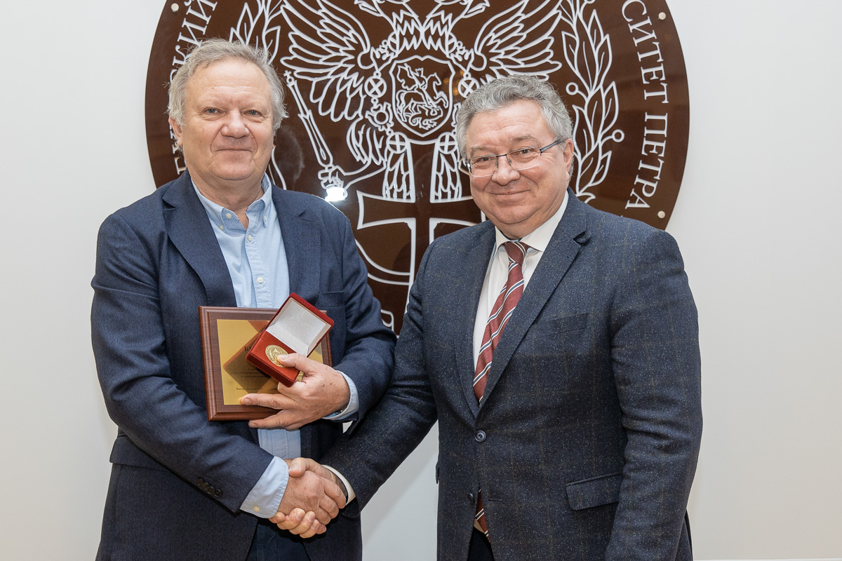 Вручение награды Сергею Тихомирову 