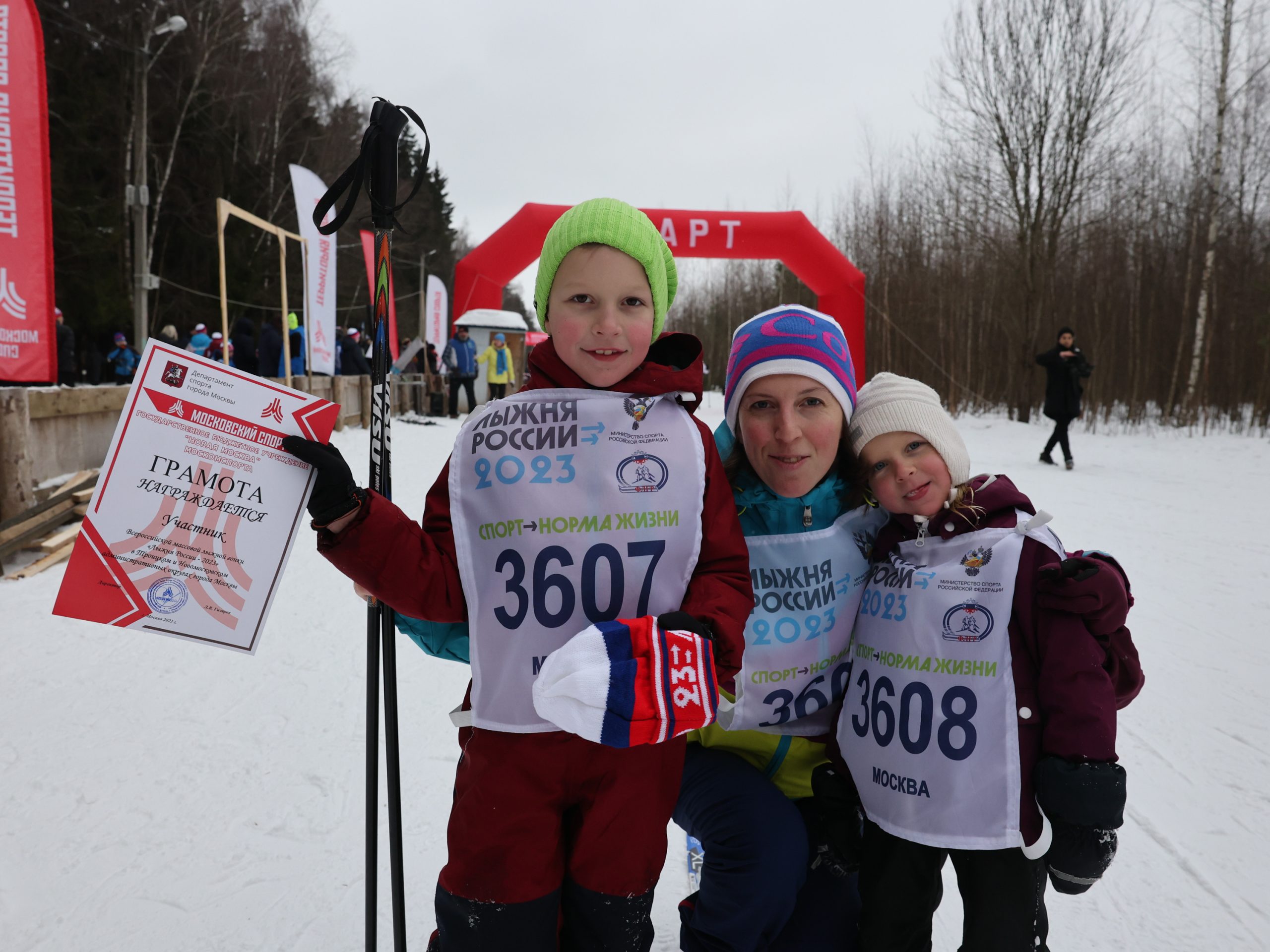 спонсоры спортсменов. соревнования по рукопашному бою дети 8-9 лет. на соревнования приехало. игры с бегом на лыжах и без лыж. лыжи.