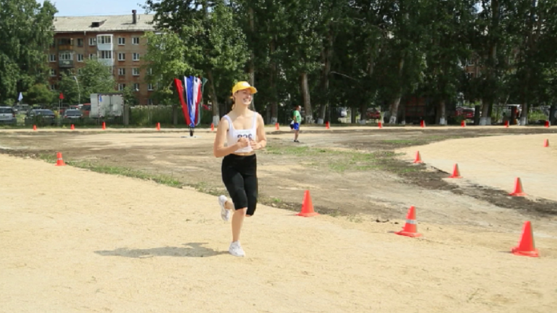 Кадры спортивных школ. Спортсмен на улице. Школьная площадка где бегать. Универсальная легкоатлетическая трасса. Дом 2 площадка фото.