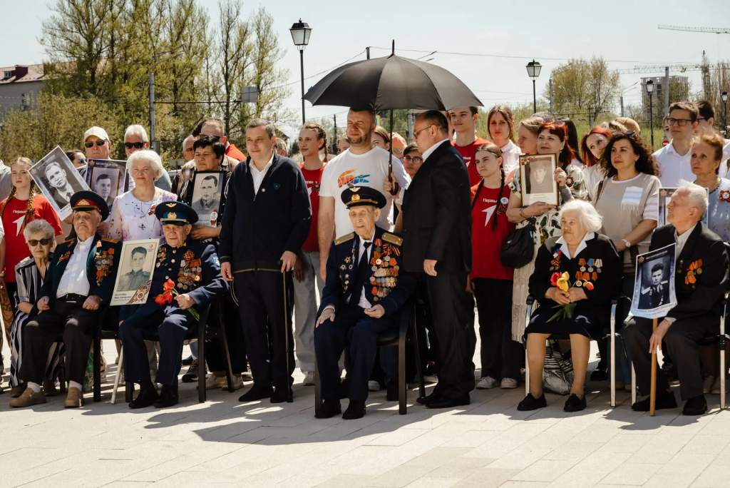 В Курске 103-летний ветеран и губернатор высадили аллею сирени