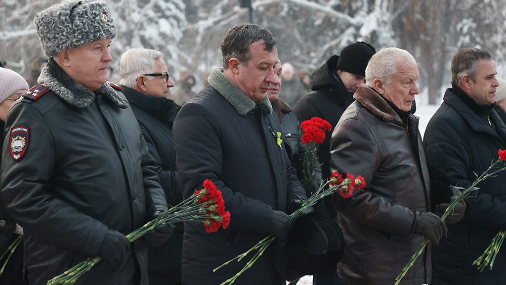 В Барнауле прошла памятная церемония, при­уроченная ко Дню полного освобождения Ленинграда от блокады Фото №2