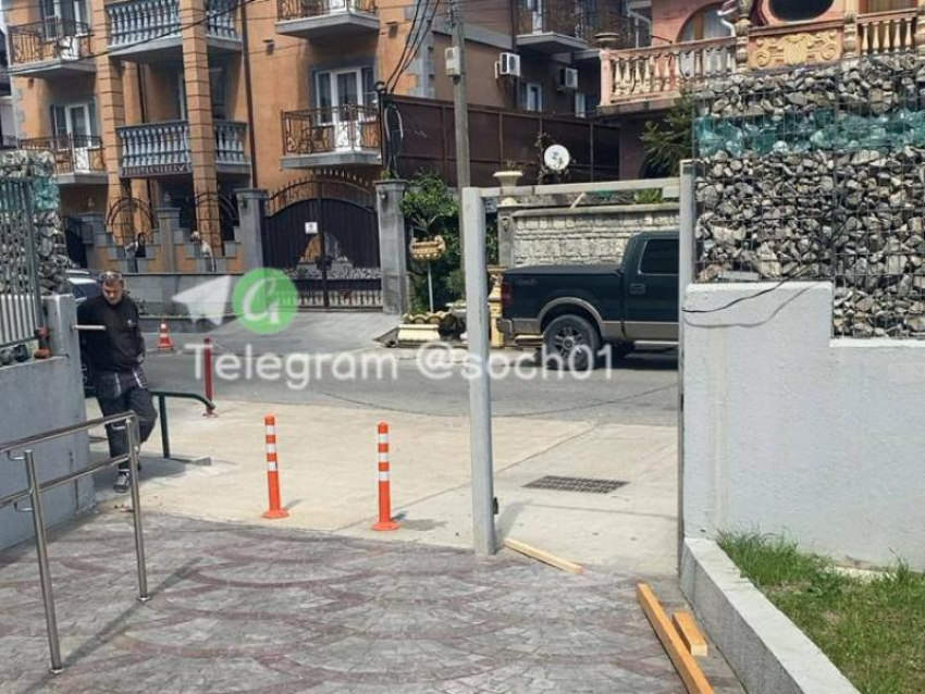 В Сочи полиция снесла ворота в ЖК «Каравелла Португалии» на пути к пляжу 