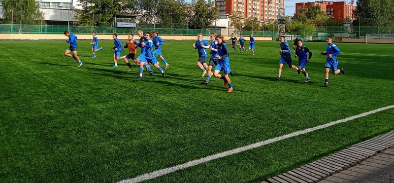 Ижевск саранск. На футбольном стадионе. Химик Новомосковск. Шуя стадион. Спартак Шуя футбол