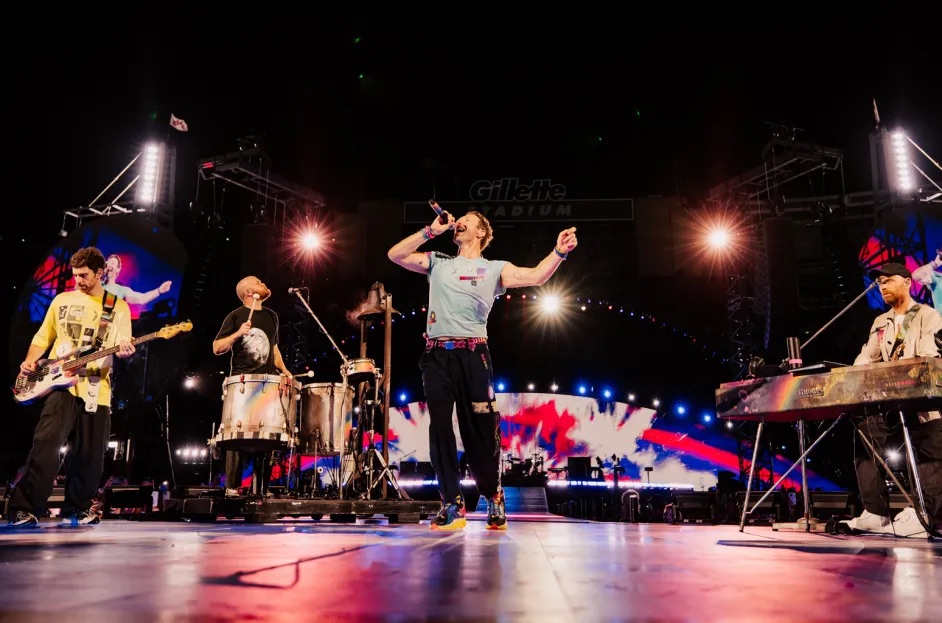 После скандала на концерте Coldplay прослушивания группы увеличились (фото 1)