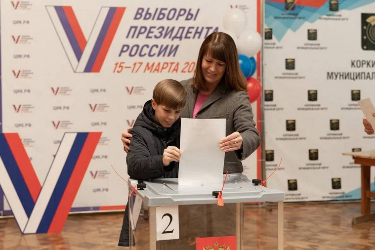 Наталья Лощинина пришла на президентские выборы вместе с сыном