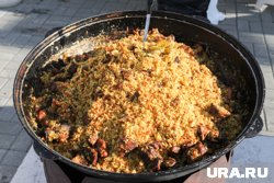 Депутат гордумы Проскурякова готовит для гостей блюда на огне 