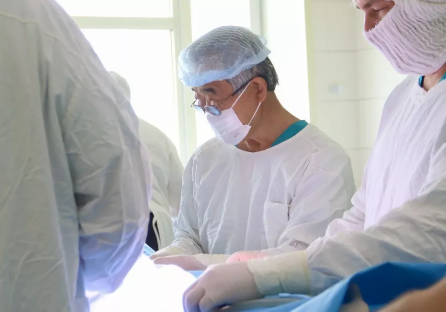 Хирург Юрий Тен на операции