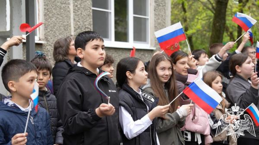 Росгвардейцы поучаствовали во всероссийской акции «Парад у дома ветерана» в Кабардино-Балкарии