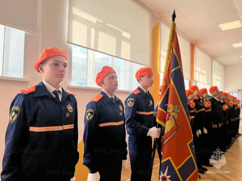 Кадетской школе №7 имени В.В. Кашкадамовой вручили копию Знамени Победы