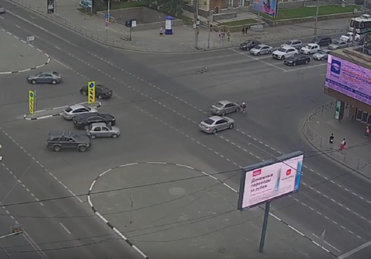 Один пропустил, второй сбил: велосипедист попал под машину в центре Новосибирска