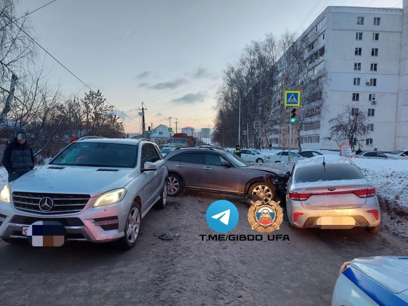 Годовалая девочка пострадала в массовом ДТП с участием Infiniti и Mercedes в Уфе