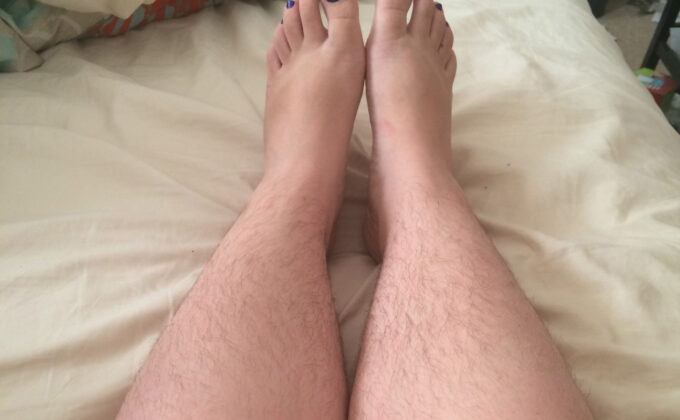 Сильно волосатые ноги. Волоса ые женские ноги. Не ьритые женские ноги.