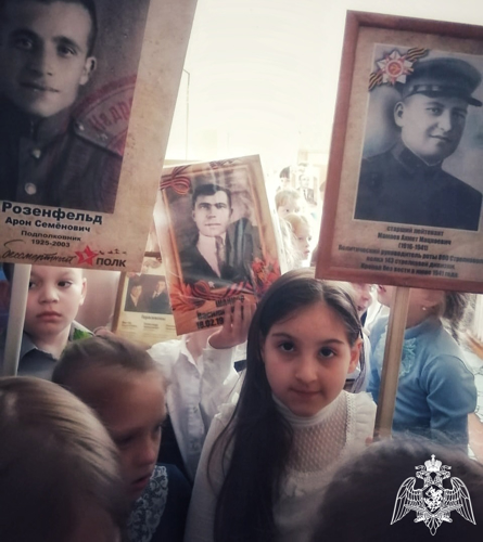 Дочь военнослужащих Росгвардии приняла участие в акции «Бессмертный полк» во Владимире 