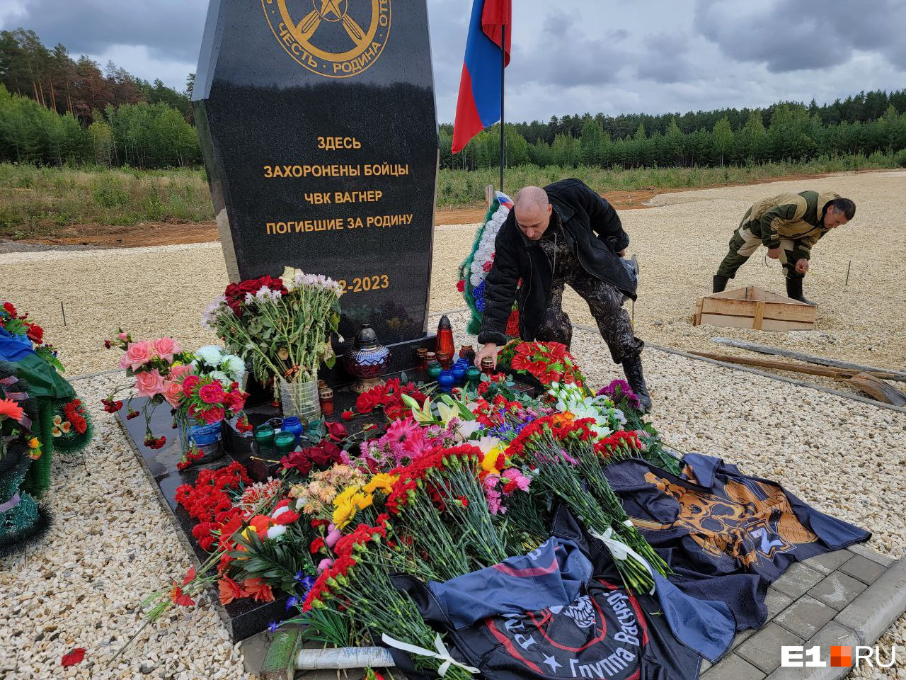 Вагнер родственники погибших. Могилы ЧВК Вагнер. Памятники вагнеровцам на кладбище. Кладбище ЧВК В Екатеринбурге.