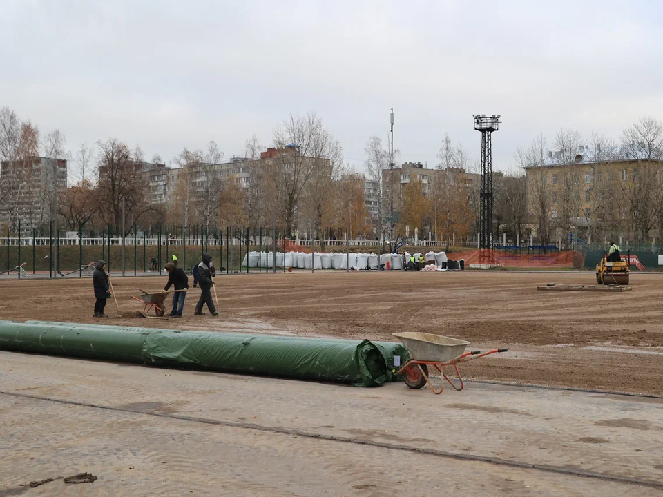 На стадионе «Орбита» приступают к укладке искусственного газона и установке освещения