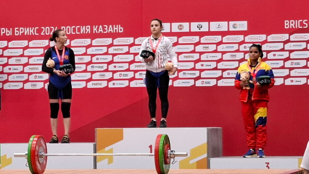 Чемпионка России по тяжелой атлетике Жаткина победила на Играх БРИКС в весовой категории до 49 кг