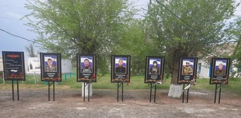 В посёлке Салын Тугтун открыли Аллею Памяти в честь героев СВО