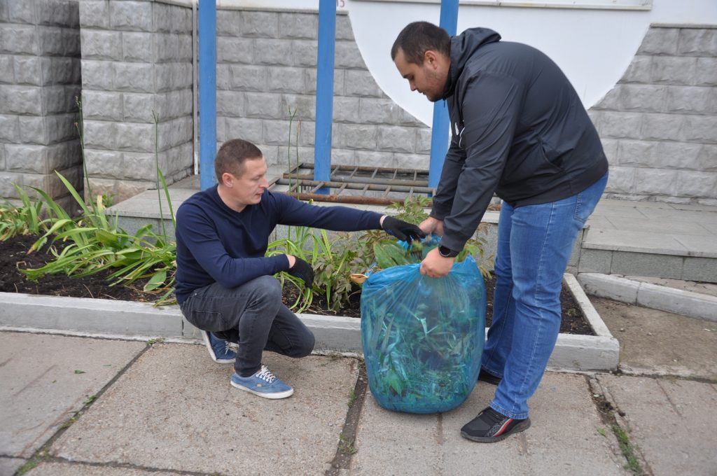 Принимаем уфа. Уборка территории парка. Субботник Уфа 10.09.2022. Субботник фото. Субботник в Уфе 2022.