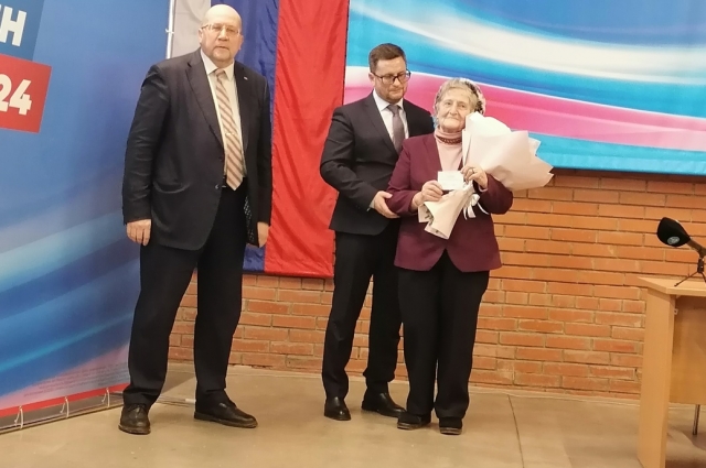 Елена Сергеевна Тихомирова получила не только удостоверение доверенного лица, но и цветы