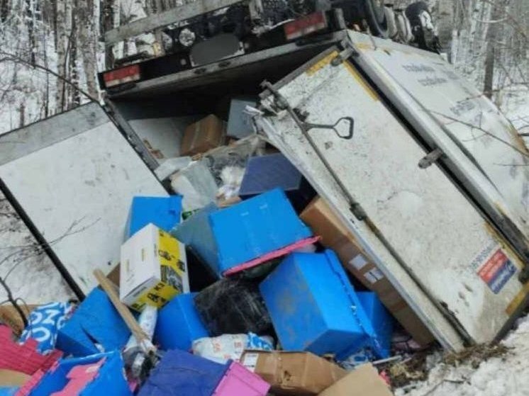 В Бурятии попал в ДТП грузовик с разноцветными коробками и свертками