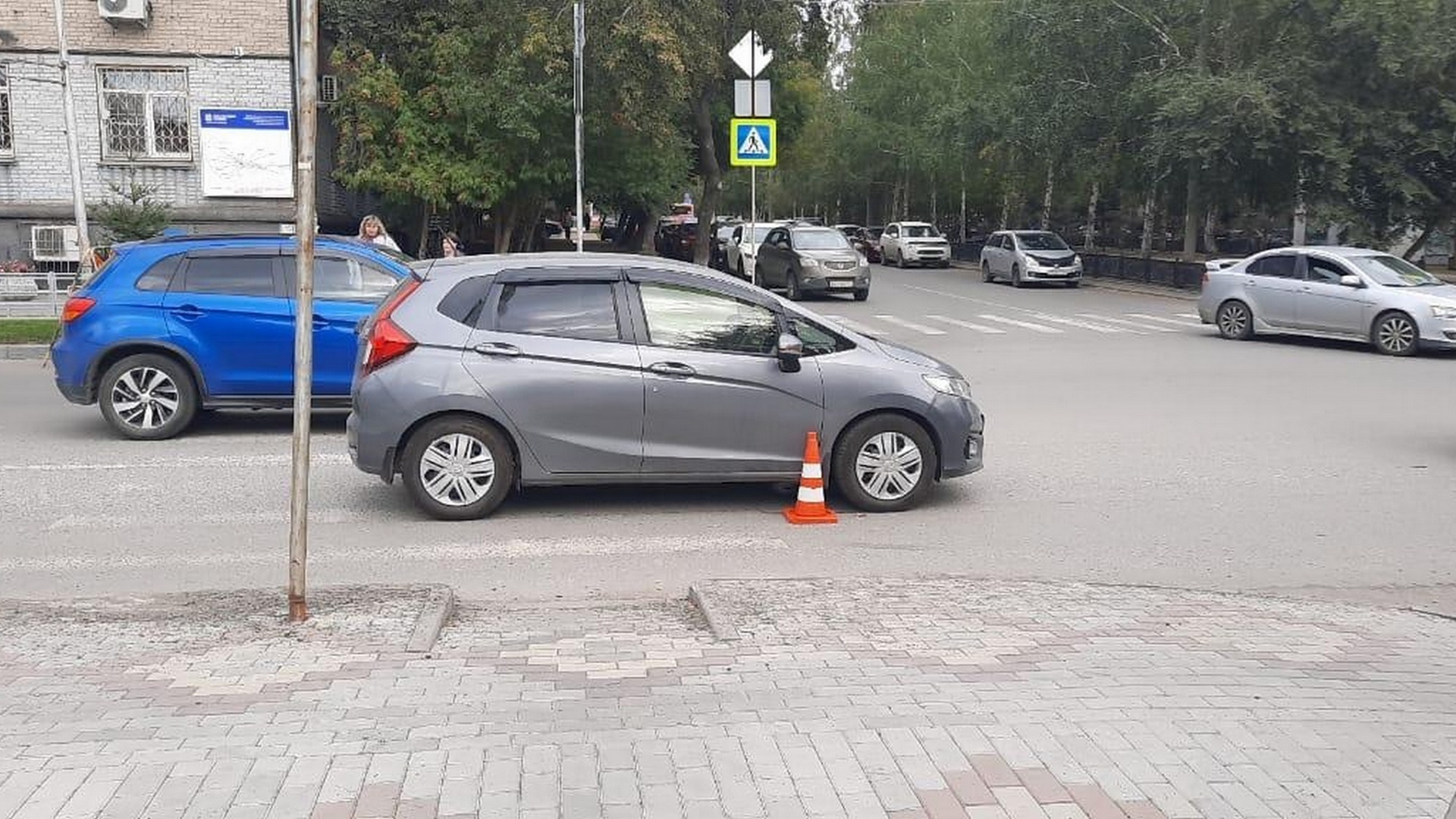 Пешеход новосибирск. Машина на улице. Инвалид на улице. Дорога с машинами и пешеходами.