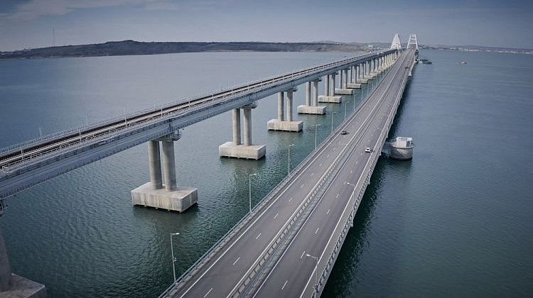 Крымский мост перекрывали на полчаса: со стороны Керчи придется постоять