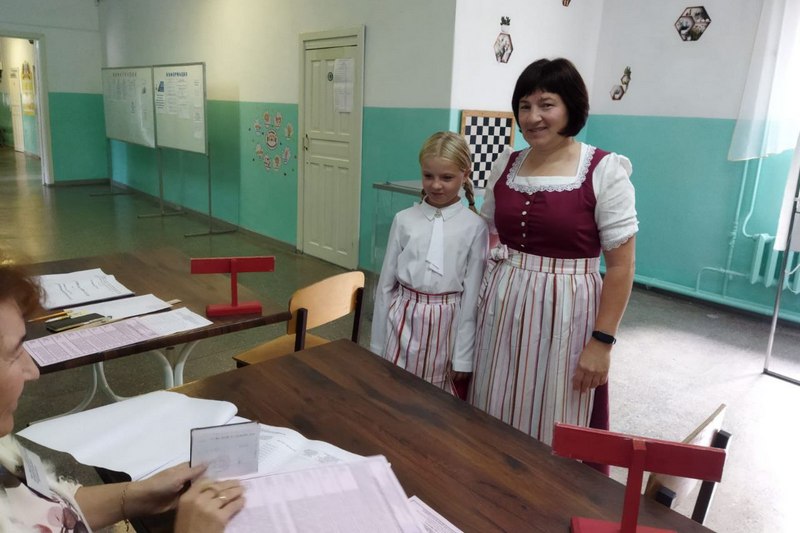Сохраняя традиции: избиратели муниципального округа Немецкий национальный район пришли на участки в национальных костюмах