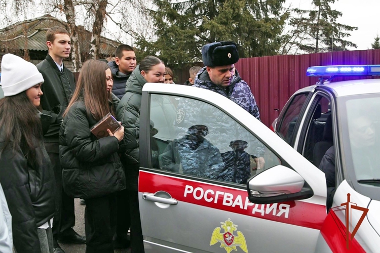 В подразделениях Росгвардии по Хакасии прошли дни открытых дверей для подрастающего поколения