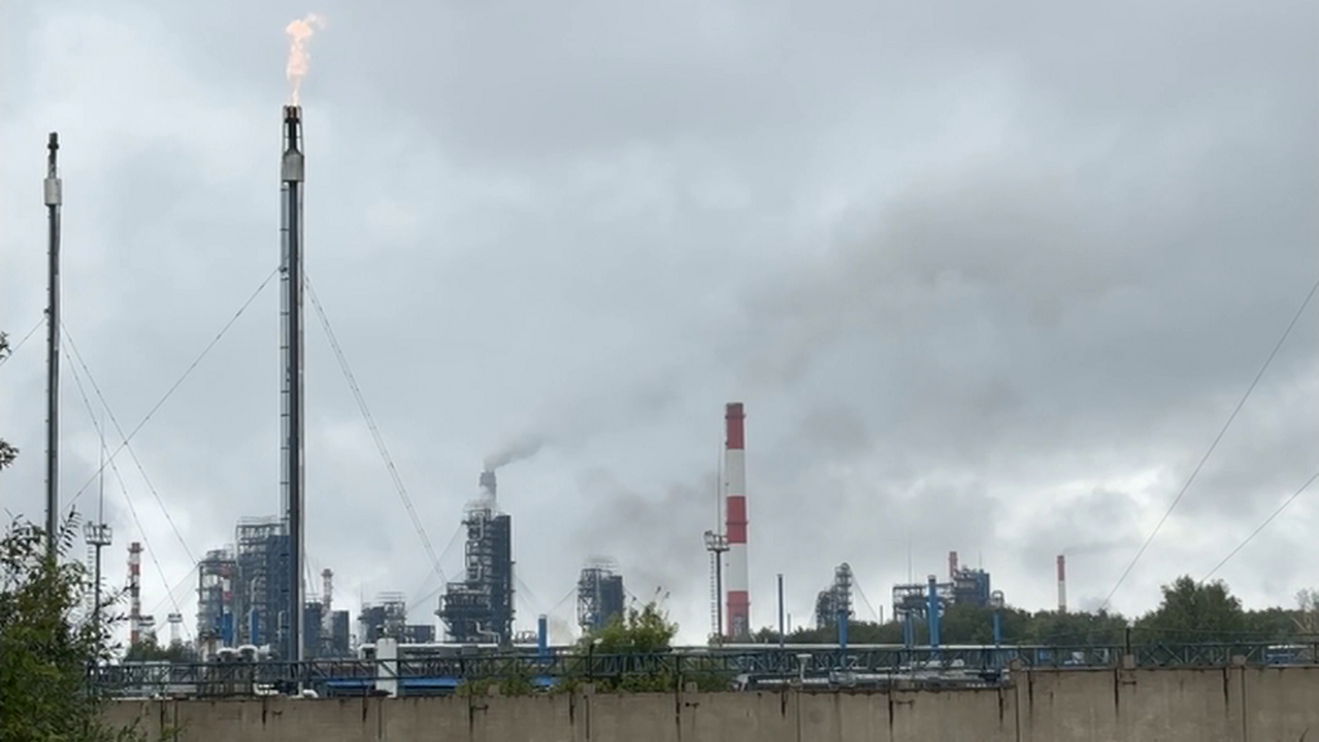 Онпз омский нефтеперерабатывающий проходная. Нефтеперерабатывающий завод омск. Нефти перерабатывающий завод. Операторная онпз. Элоу авт на газпромнефть-онпз.