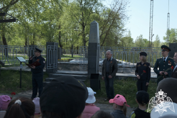 В Твери росгвардейцы возложили цветы к памятнику погибшим в Великой Отечественной войне