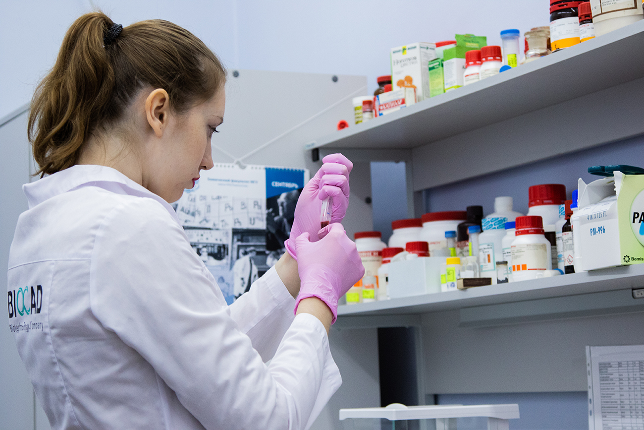 Лаборатория работника. Лаборант в лаборатории. Сотрудники лаборатории. Лаборатория работника. Лаборатория экологии.