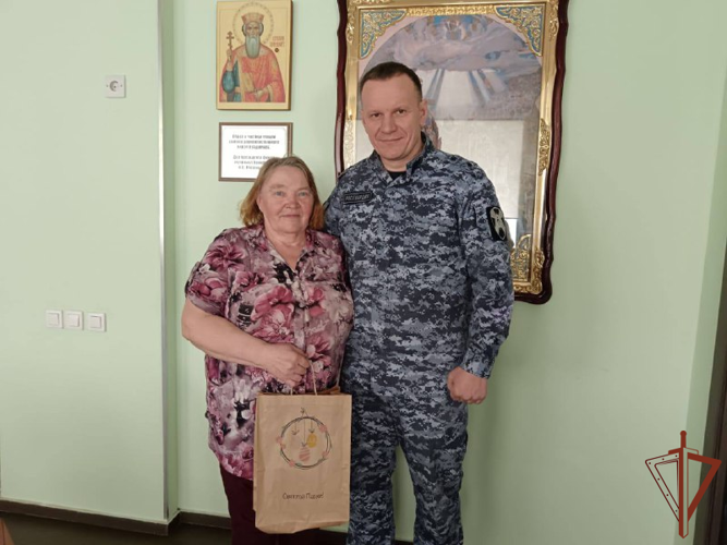 В преддверии праздника Светлой Пасхи росгвардейцы навестили матерей погибших сослуживцев (видео)