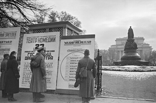 Блокада Ленинграда. Военнослужащие у театральных афиш в сквере на площади Островского в блокадном Ленинграде. Справа - памятник Екатерине II и главный фасад Александринского театра. Октябрь 1941 года. - Sputnik Грузия