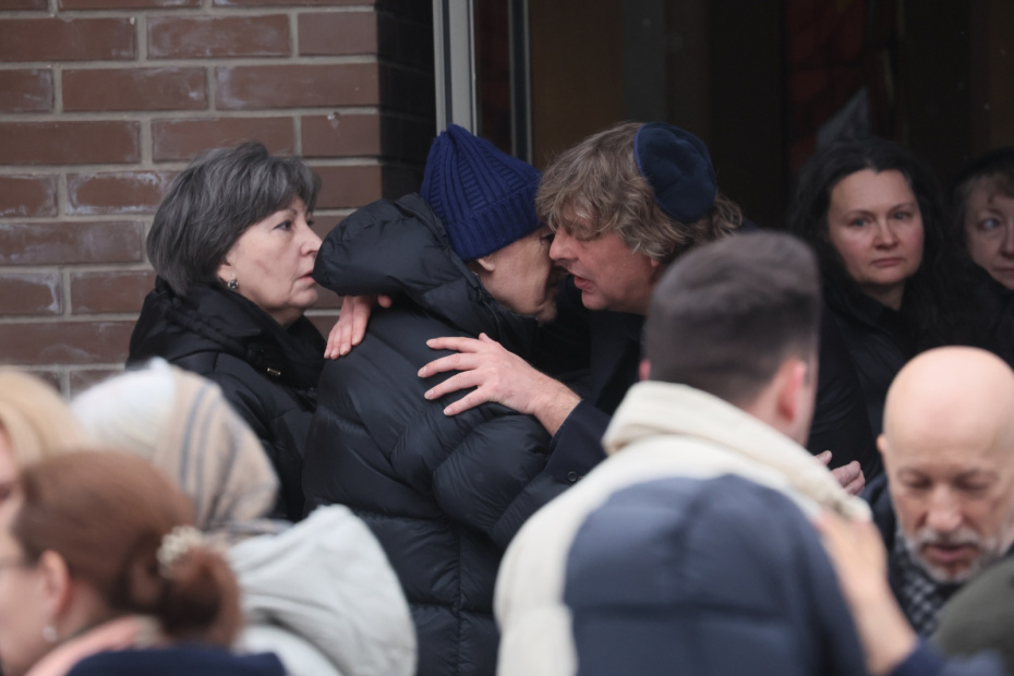 Сын основательницы телеканала РЕН ТВ Ирены Лесневской, продюсер Дмитрий Лесневский после церемонии прощания с матерью на Востряковском кладбище в Москве