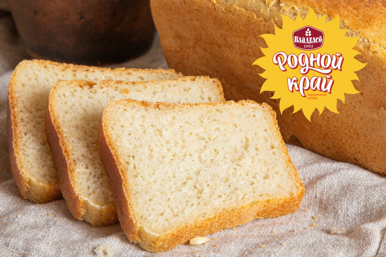 выкладка хлеба в магазине. готовый хлеб. хлеб полуфабрикат. хлеб буханка. здоровый хлеб.