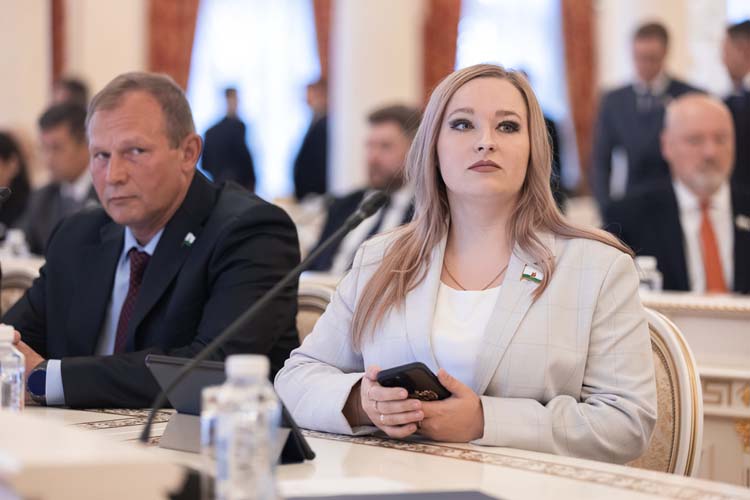 «Для меня депутатский мандат — это в первую очередь инструмент для усиления нашей общей поддержки тех, кто защищает страну, и их семей», — поделилась Евгения Коцарь