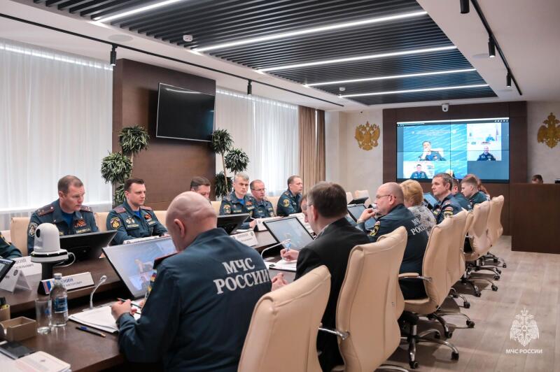 МЧС России создает справочник руководителя тушения пожара нового поколения
