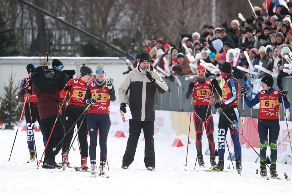 Телеведущий Дмитрий Губерниев (в центре) и участники соревнований по лыжным гонкам и биатлону на лыжно-биатлонной трассе в спортивном комплексе «Лужники»