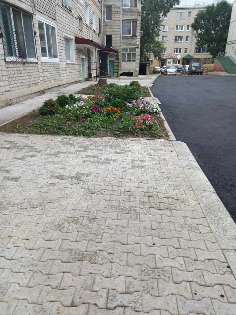 Раз двор. Детские дворовые площадки. Парковочные карманы во дворах. Благоустройство двора до и после. Двор пятиэтажки.