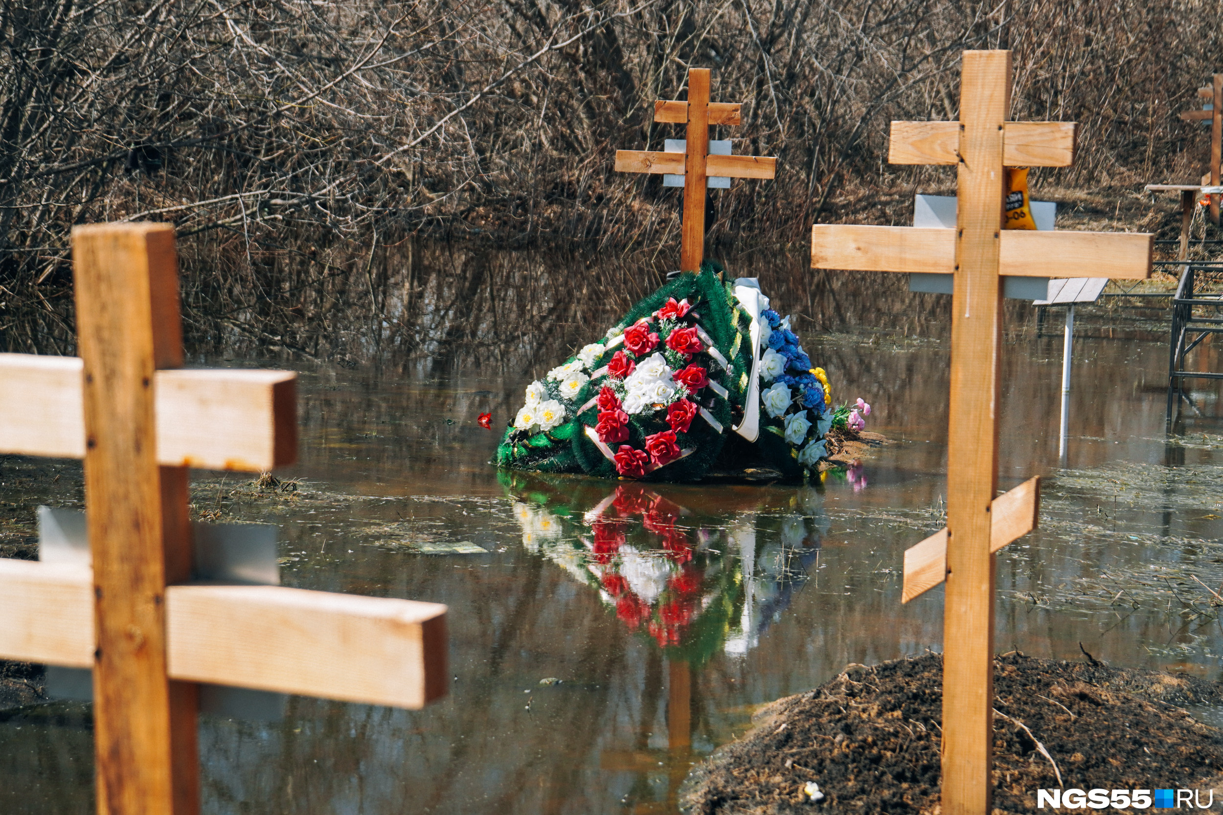 навещать могилы. отметить день рождения покойного человека. кладбище старая кашира ступино. кладбище фото. кладбище ступино.