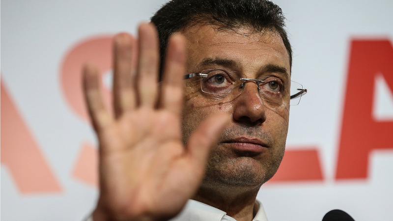 Стамбульский суд отложил дело о дипломе мэра Имамоглу до декабря