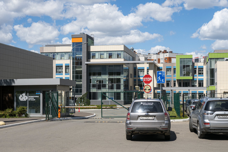 Что означает это решение для Международной школы? Остановлена ли деятельность школы? Нет. Есть ли какие-то ограничения на работу? Нет. Единственное, что принципиально меняется, — это выпускной экзамен