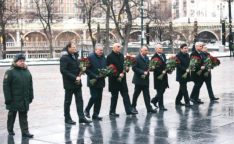 Церемония возложения венка и цветов к Могиле Неизвестного Солдата в Александровском саду, в которой вместе с главами парламентских делегаций стран – членов ПА ОДКБ принял участие Юрий Воробьев