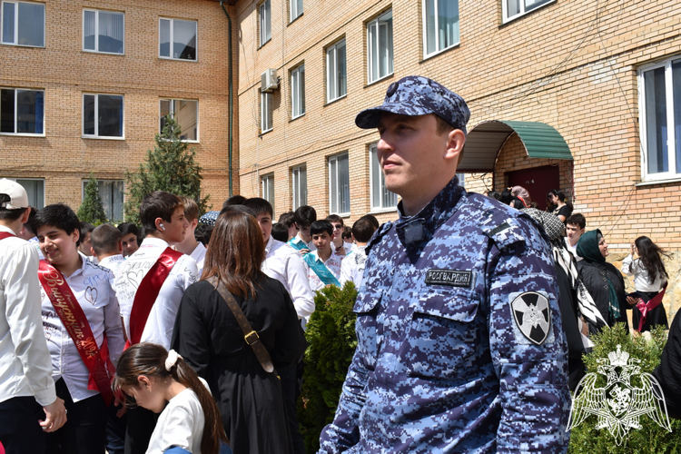 Росгвардейцы обеспечили безопасность проведения Последних звонков в школах Дагестана