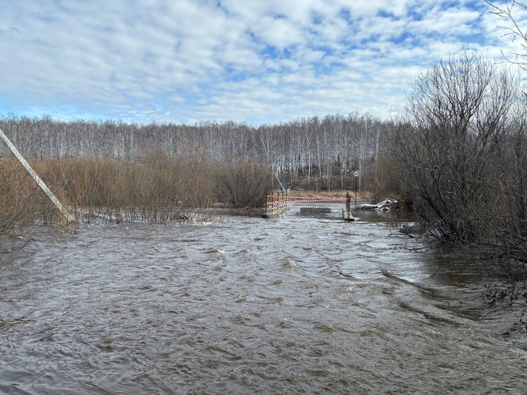 Перебраться здесь можно только на лодке, но течение довольно бурное