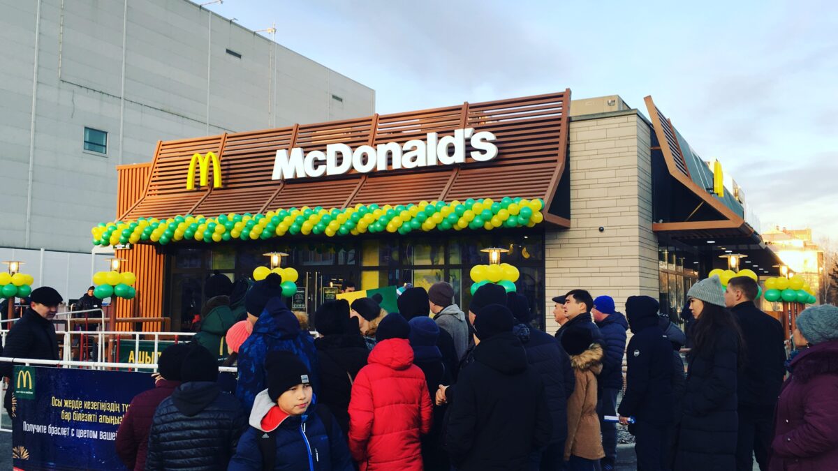 Усть-каменогорск макдональдс. Макдональдс в казахстане. Актобе макдональдс. Макдональдс проспект победы. В казахстане есть макдональдс.